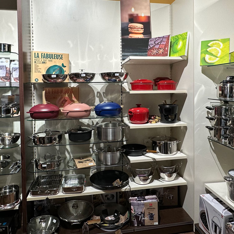 Photographie d'instrument de cuisine du magasin m mamaison, on y voit marmites, poêles et casseroles